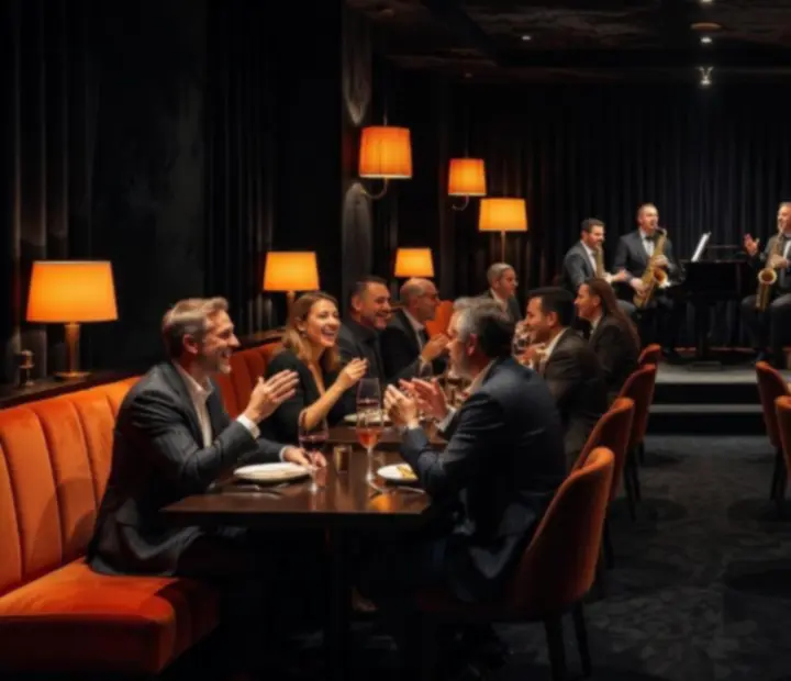 Ambiance lounge du soir avec lumières orange et invités